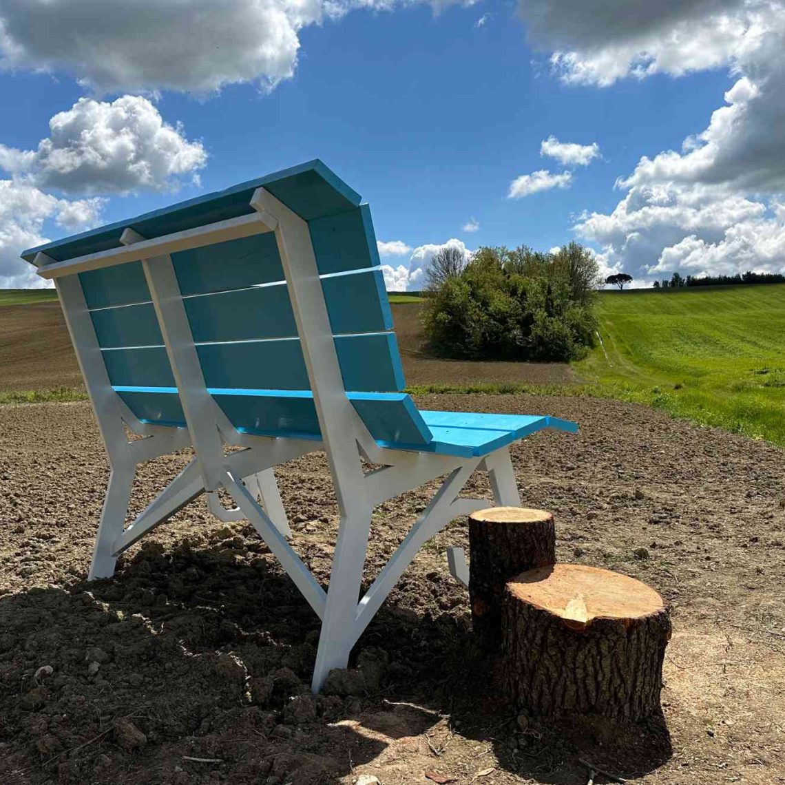 Immagine della big bench 343 di Castel dell'Aquila, a Montecastrilli, da dietro